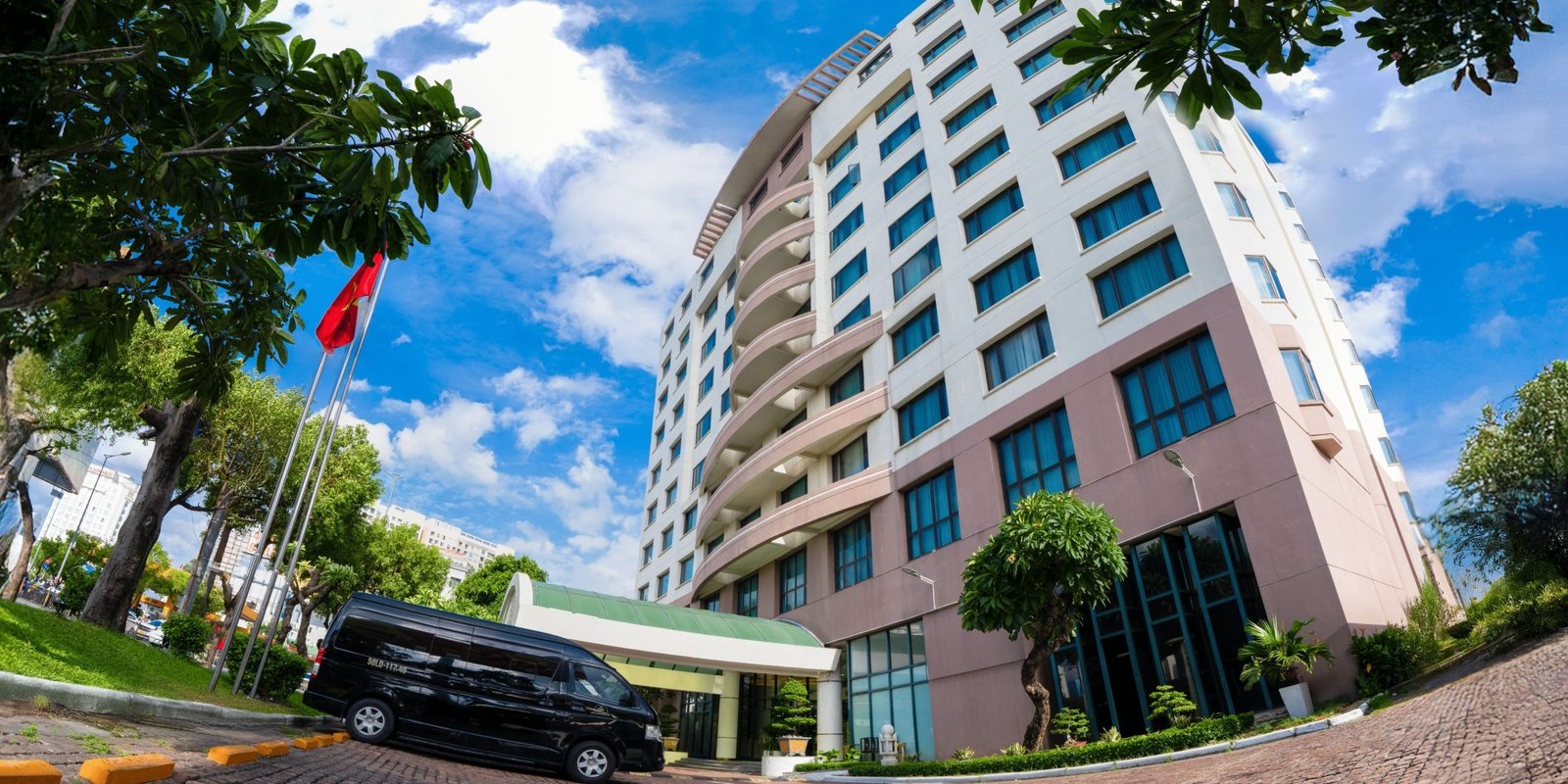 UOL bán khách sạn Parkroyal Saigon cho TCG Land với giá 15,7 triệu USD